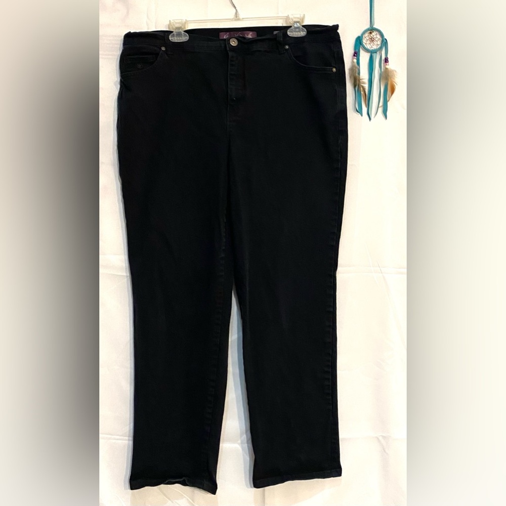 “Amanda” Gloria Vanderbilt black women’s jeans. Size 16w.